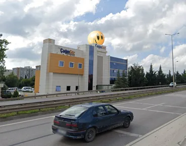 Hastane binası üzerinde dev gülen yüz balonu
