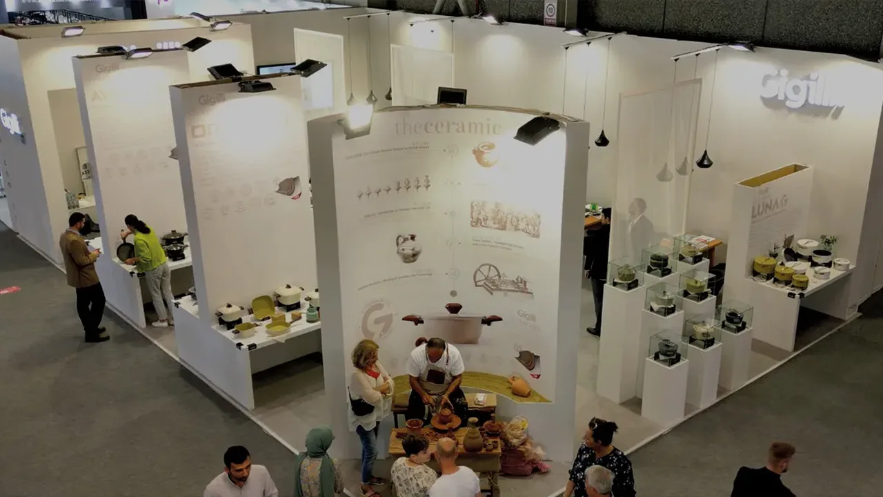 Gigilli fuar standı, ziyaretçilerle