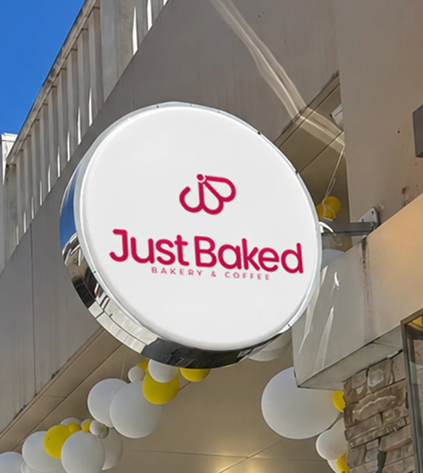 Just Baked yuvarlak ışıklı cephe tabelası