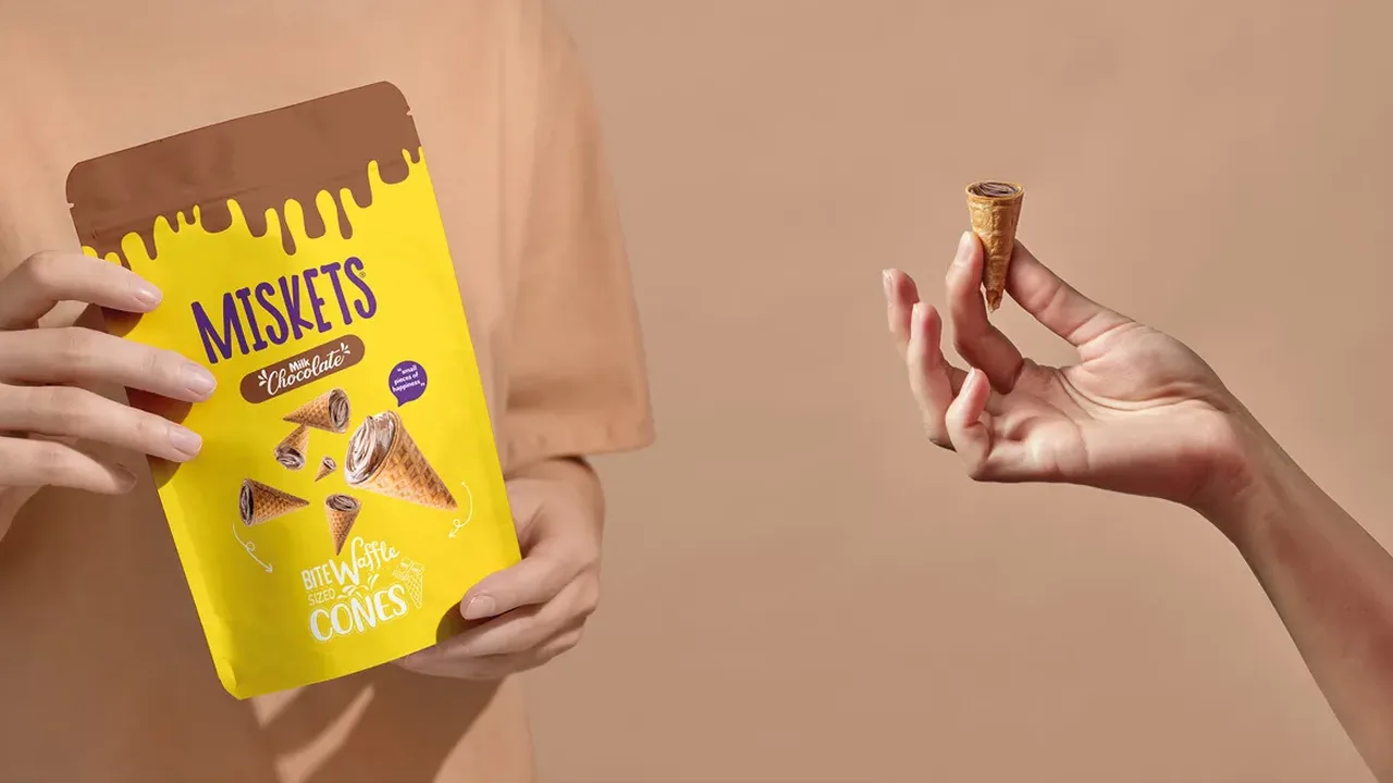 Miskets Waffle Cones ambalajını tutan eller