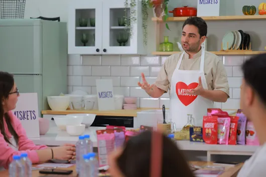 Workshop sırasında katılımcılara anlatım yapan şef