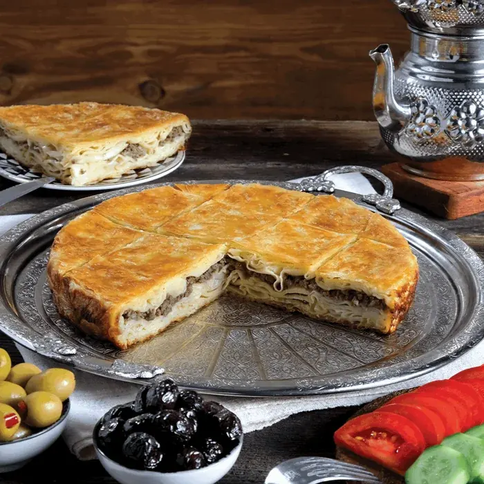Gümüş tepside kıymalı börek