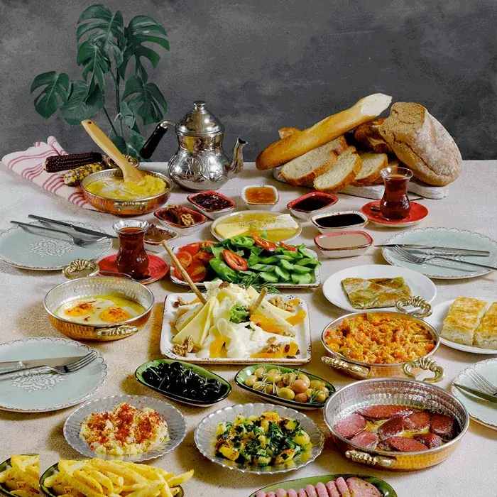 Zengin serpme kahvaltı sofrası