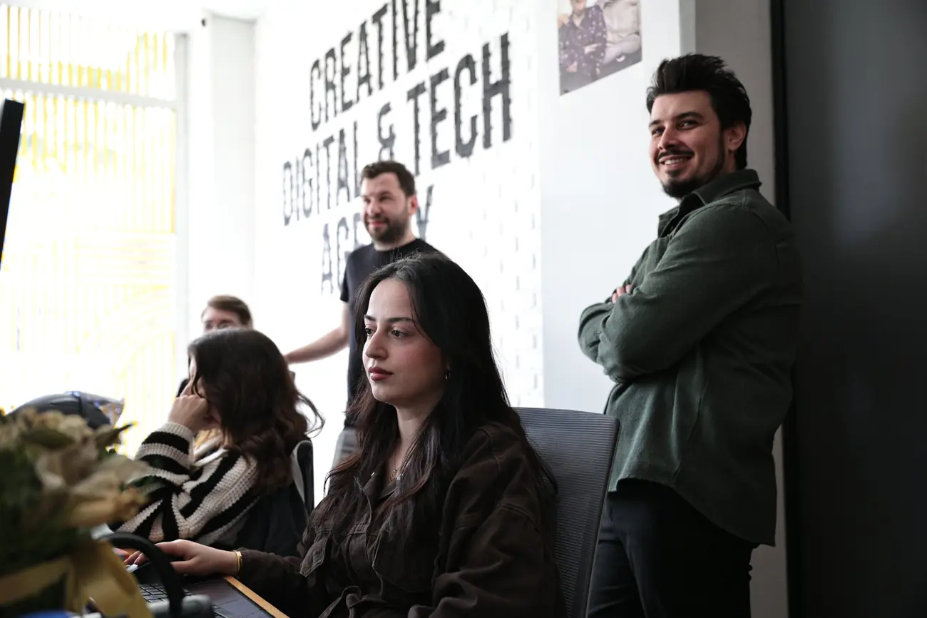 Very Good Idea ofisinde ekip birlikte çalışırken