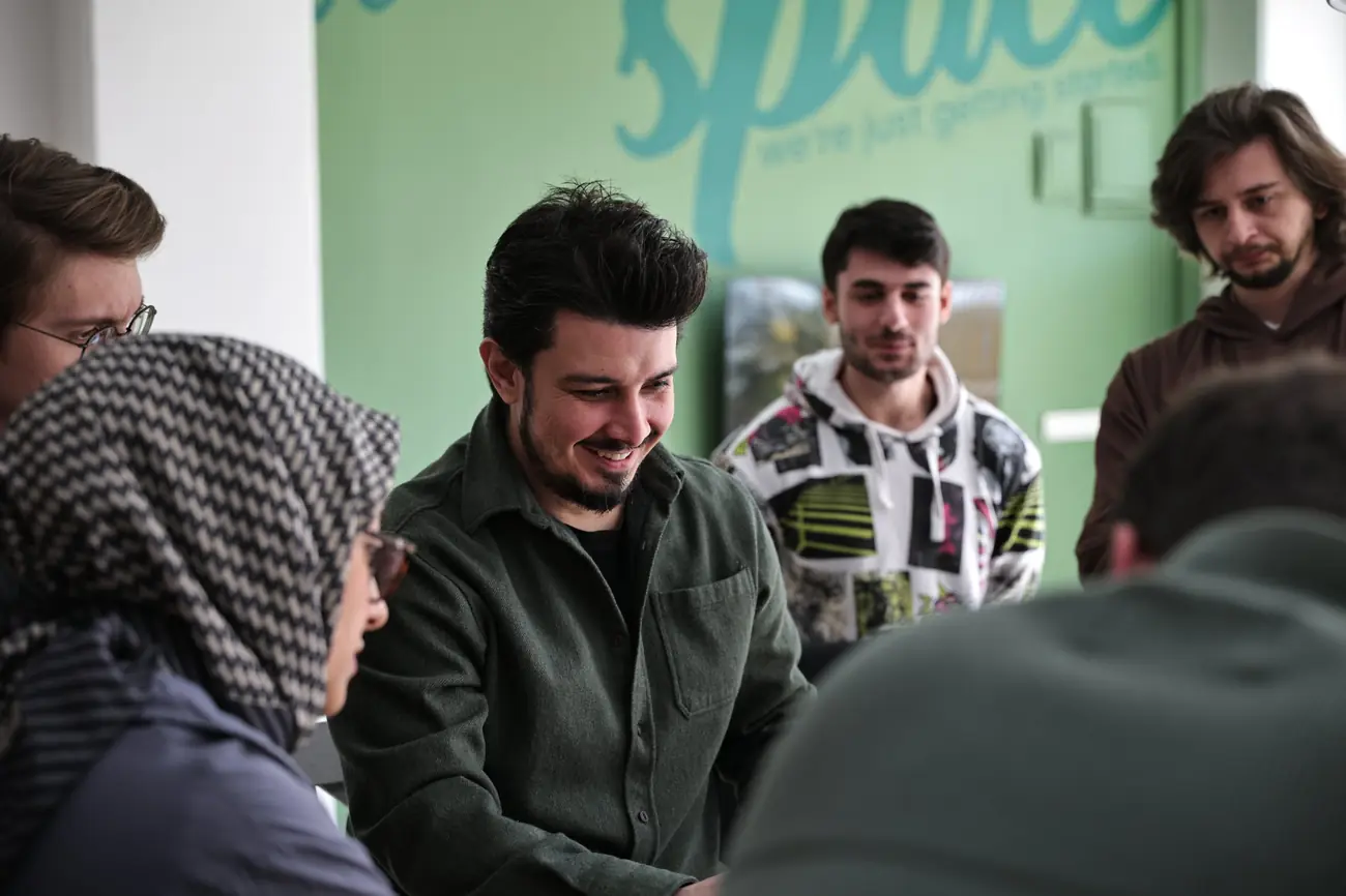 Ekip toplantı masasında bir fikir üzerine konuşurken